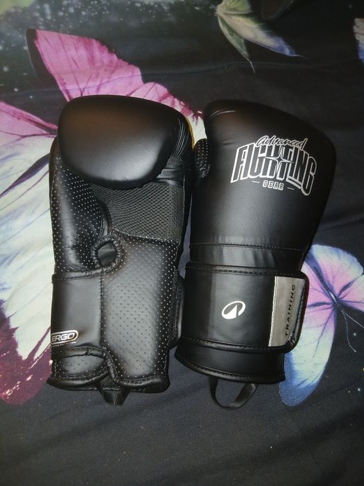 Manusi pentru box