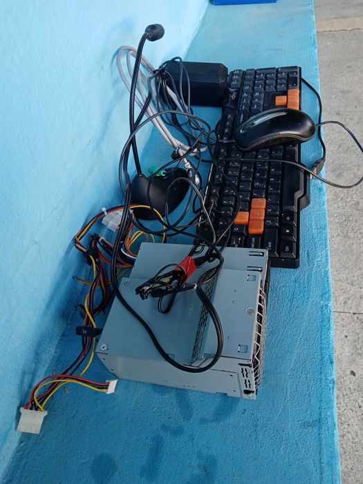 Vând sursa de calculator, tastatura, mouse, microfon, boxă.