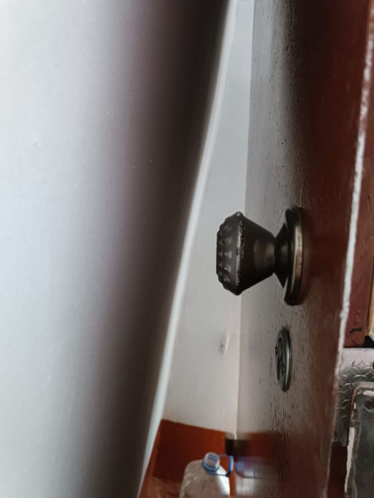 Продам железную дверь.