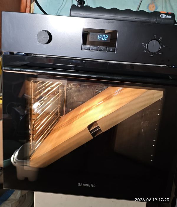 Дух. шкаф Samsung NV68A1110BB/WT