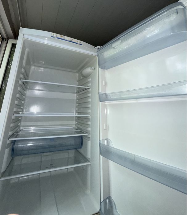 СРОЧНОдвухкамерный холодильник INDESIT