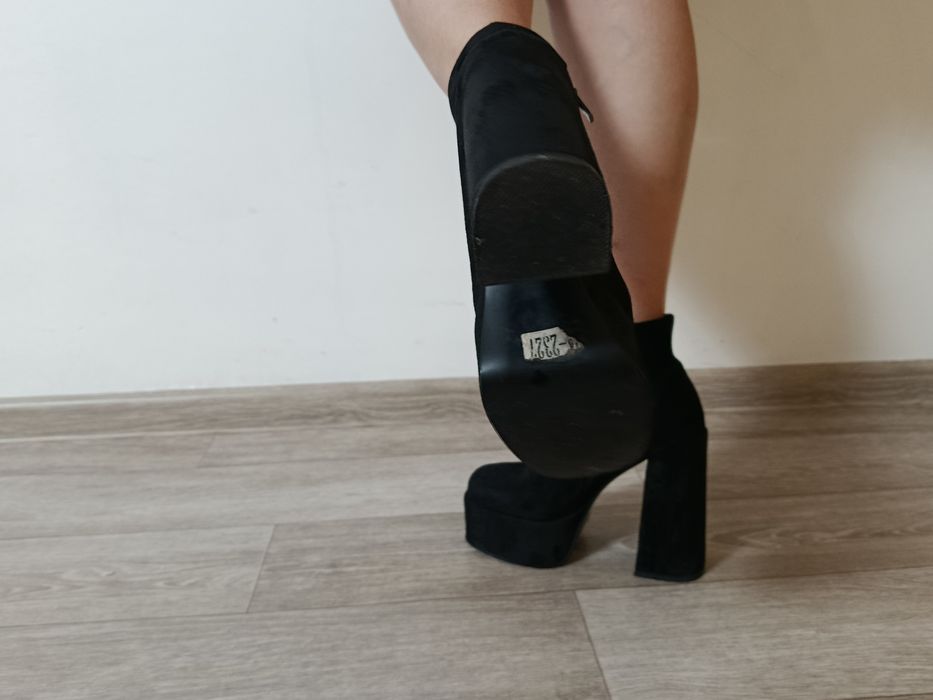 Бархатные ботильоны 

Квадратный нос
П