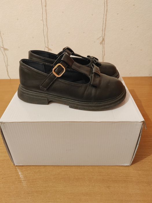 Туфли для девочки. Размер указан 35