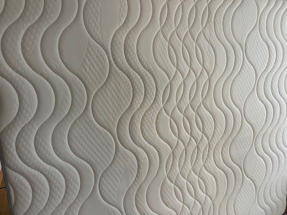 Pat KONGSBERG 140x200 gri cu Somiera și Saltea cu pachete de arcuri