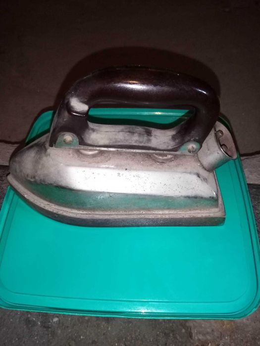 Стара работеща ютия с кабел