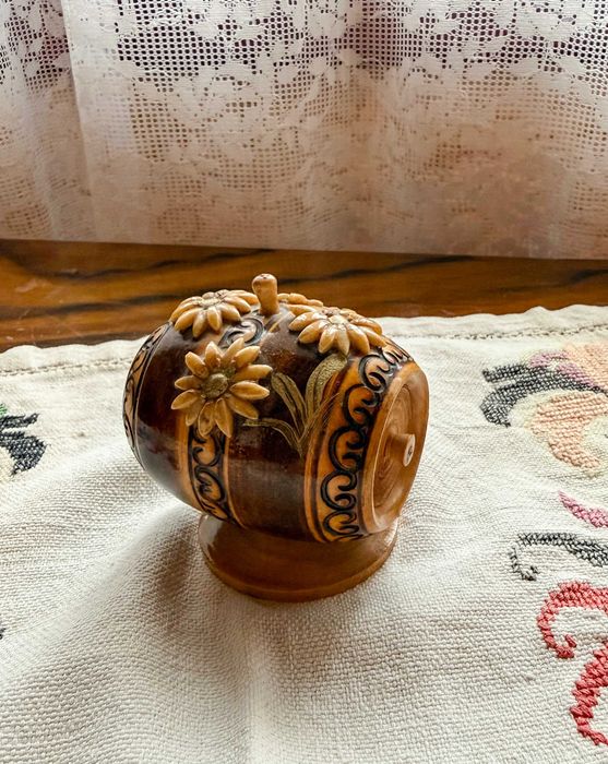 Vas ceramic decorativ cu capac