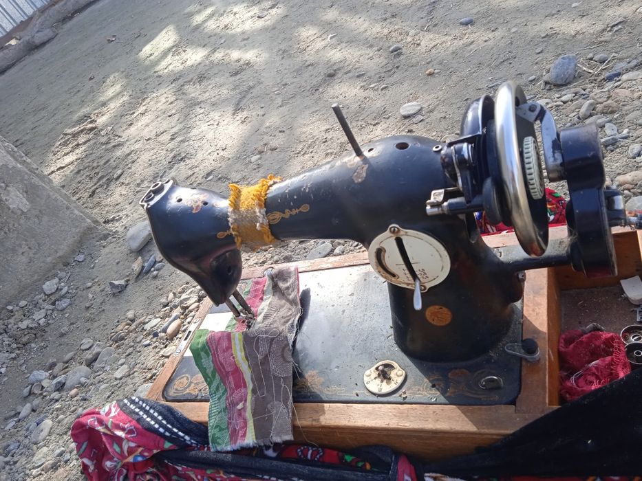 Qoʻl tikuv mashinasi sotiladi