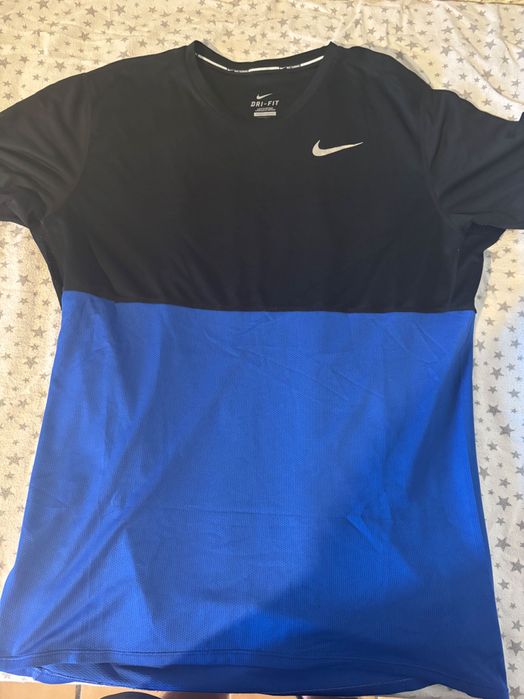 Различни спортни дрехи и екипи