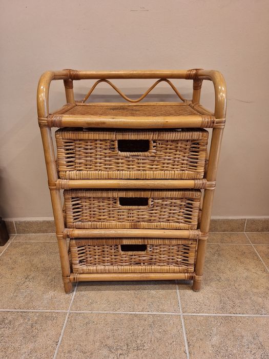 Етажерки и масичка от ратан