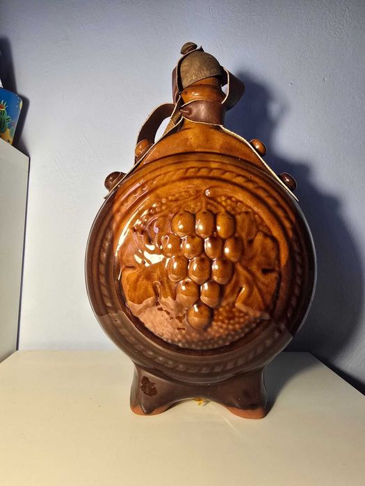 Керамична винтидж бъклица с релефно грозде като ново