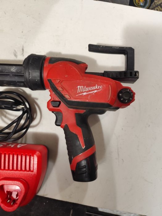 Милуоки Акумулаторен пистолет за силикон MILWAUKEE M12PCG310C  комплек