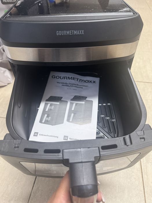 friteuza cu aer cald Gourmetmaxx FryUp XL cu design vertical și cameră dublă, având o capacitate totală de 12 litri.