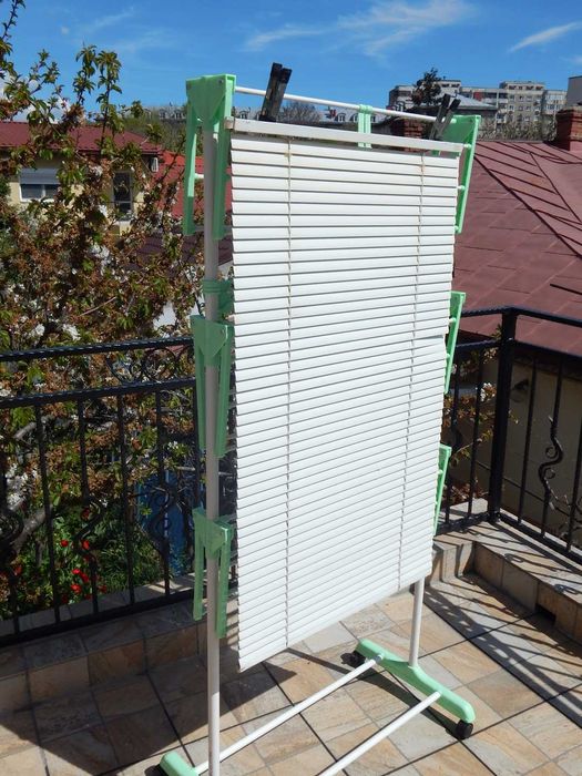 Jaluzea metalica alba dimensiuni 106 x 65 cm anii 1990