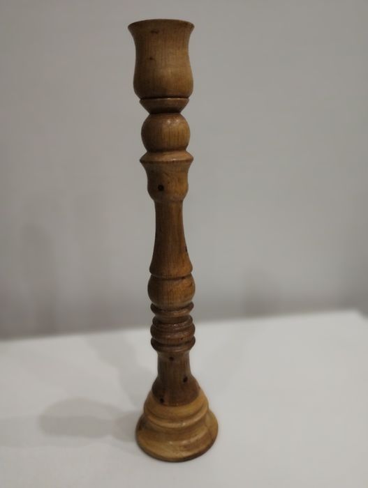 Много елегантни и красиви свещници. Светло дърво. 
Различни един от