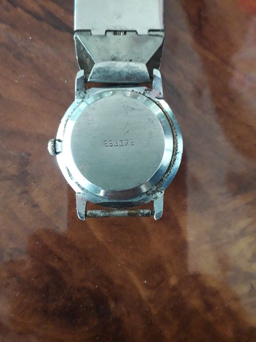 Продаются часы настольные, наручные