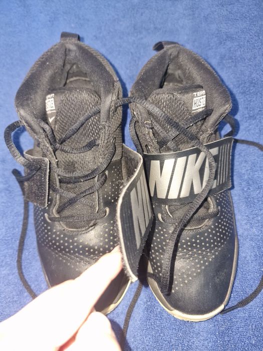 Adidasi Nike Team Hustle