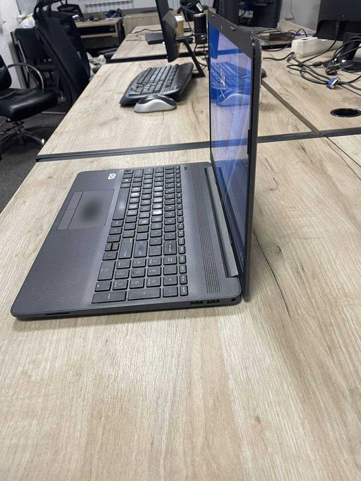 Laptop HP 250 G8
Processor: AMD Ryzen 5 5500U with Radeon Graphic 2.10