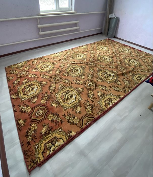 Продам палас 2х3,67 , 1,90х2,80 .