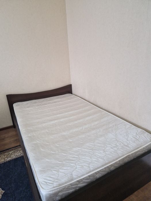 Продам кровать с матрасом.