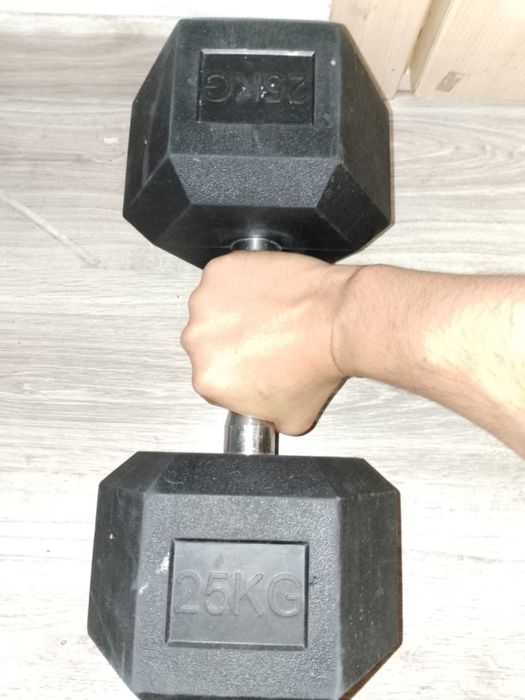 продаются гантели для спорта