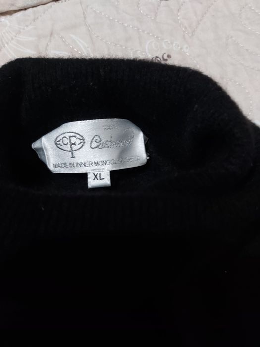 Pulover din casmir cu gulerul pe gât