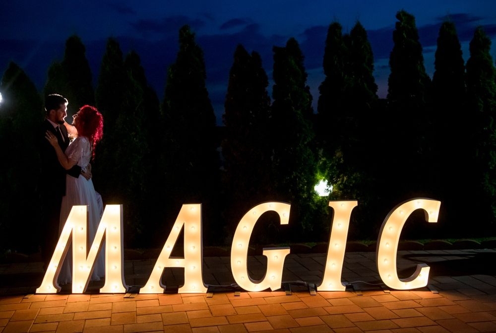 Litere volumetrice luminoase