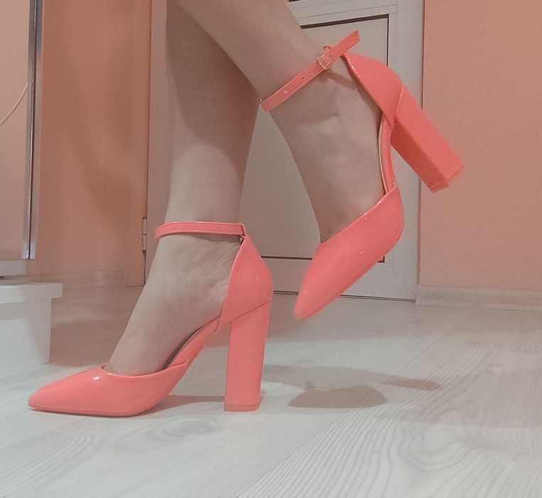 Розови обувки  нови