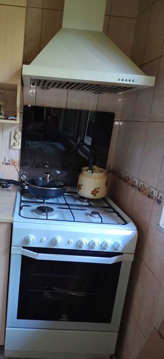 Газовая плита и вытяжка