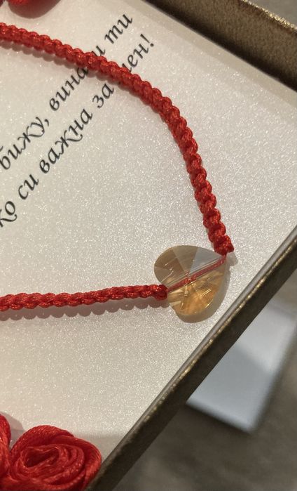 Червена плетена гривна със сърце