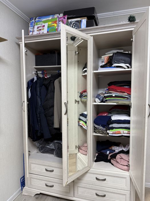 Шкаф деревянный белый