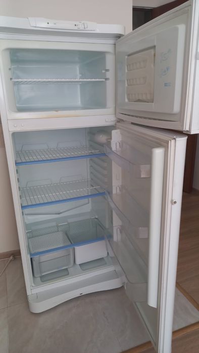 Продается холодильник Indesit