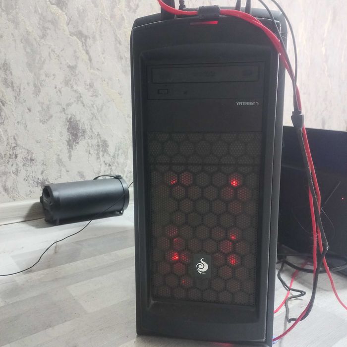 Игровой компьютер и монитор