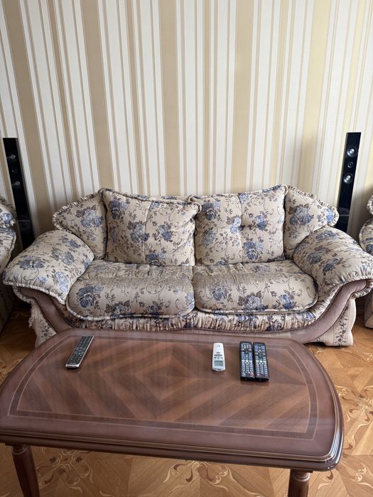 Диван и два кресла