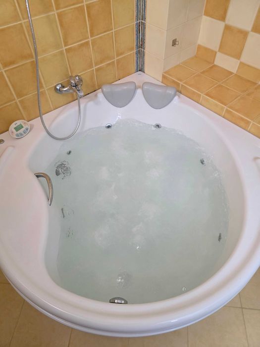 Cada cu hidromasaj brand GALA, pt. 2 persoane, dimensiuni totale 160cm/160cm, stare perfecta