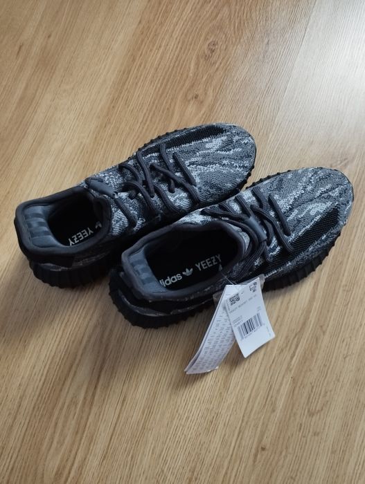 Adidasi Yeezy Boost