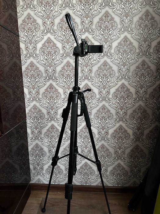 Продам два штатива для съёмки, продаются вместе (разные модели).