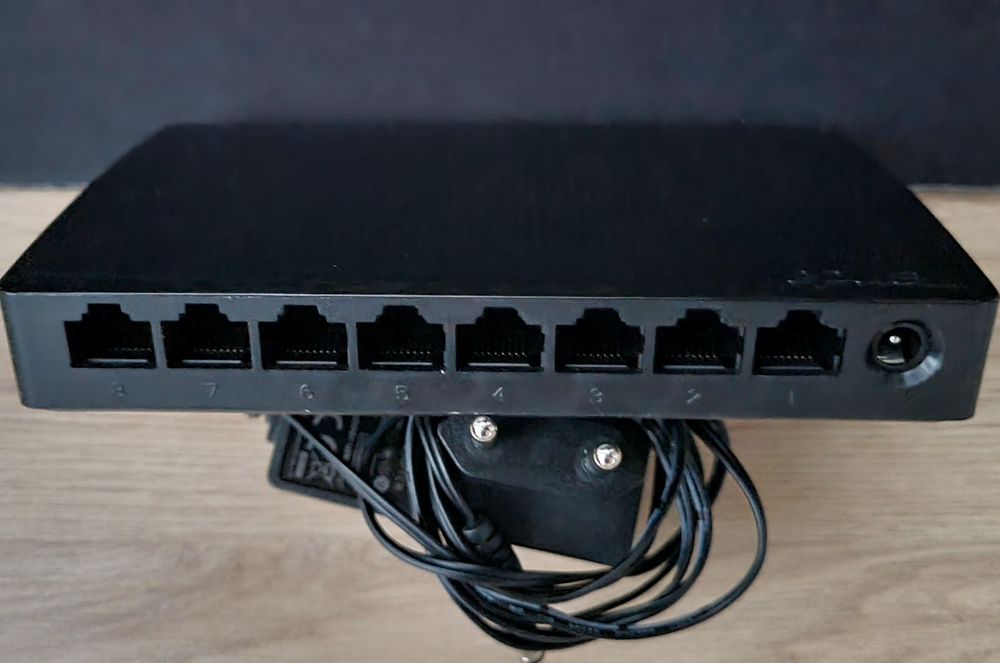 Switch Tenda 8 porturi gigabit model SG108