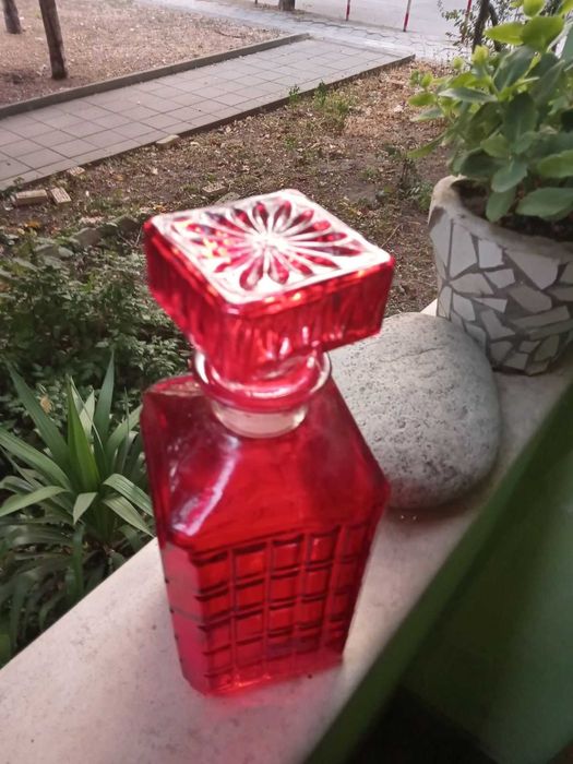 червена стъклена гарафа