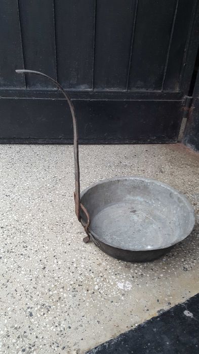 Стар калайдисан меден тиган