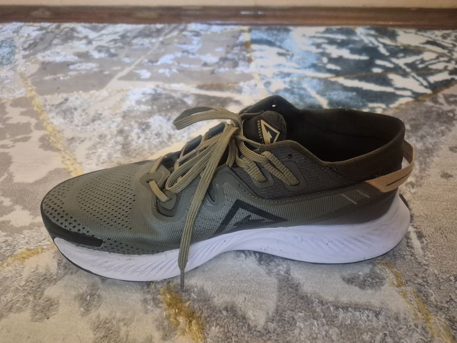 Продам кроссовки