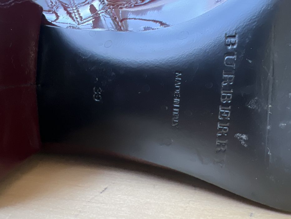 Ghete din piele lacuita ,Burberry
