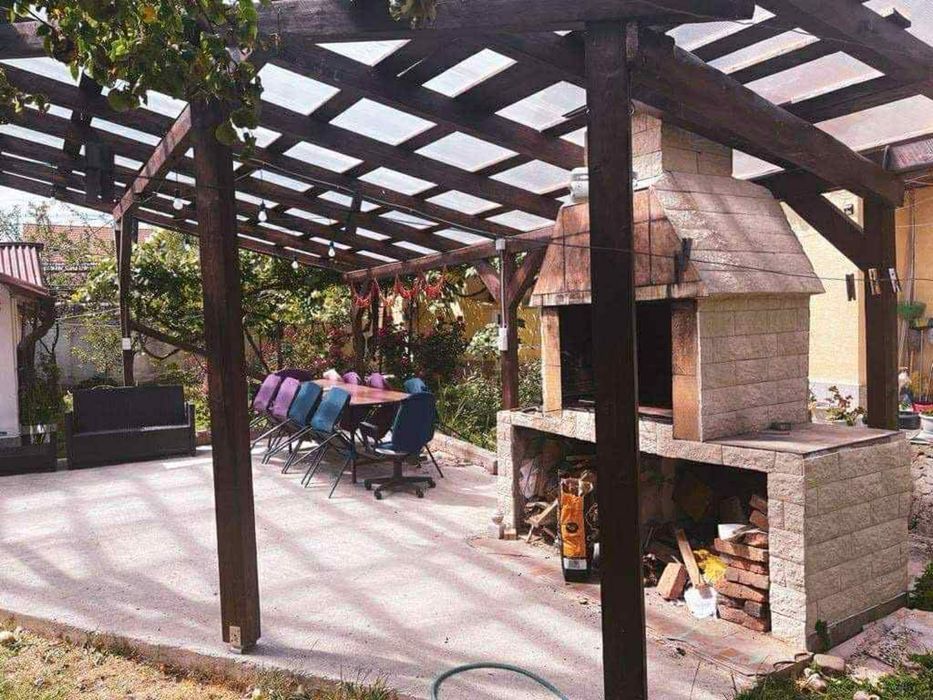 Inchiriez ap intr-o casa cu curte comuna