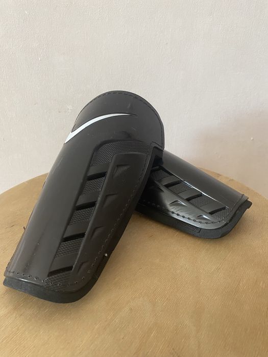 щитки футбольные