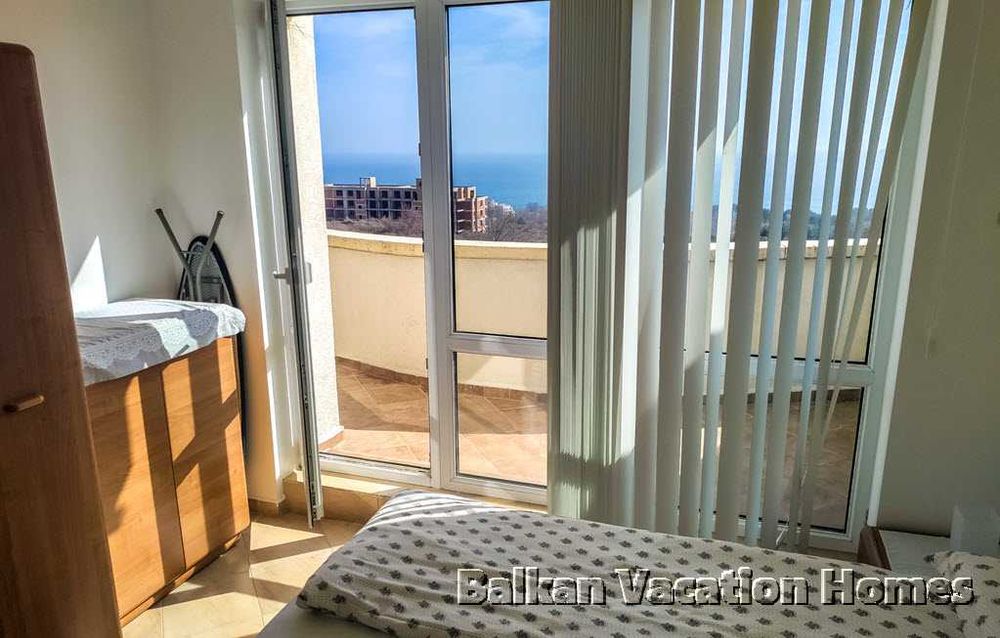 Голям тристаен апартамент с морска панорама в Бяла