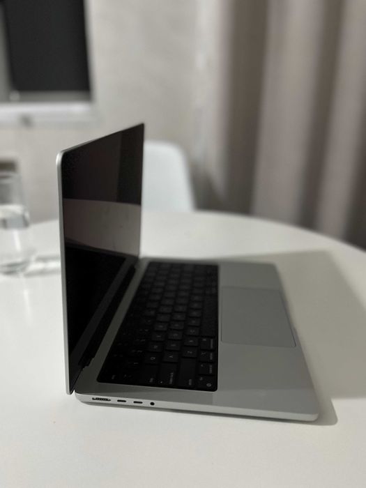Apple MacBook Pro 14.2” (M3 Pro, 18 ГБ RAM) серого цвета