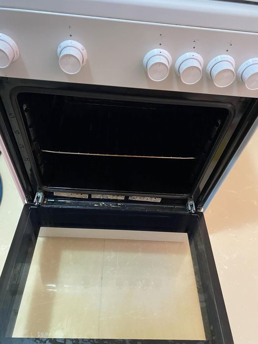 Готварска печка Beko с 2 газови и 2 ел котлона и фурна