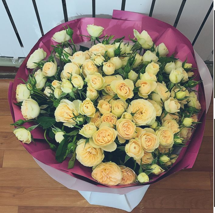 Кустовые розы 25 штук