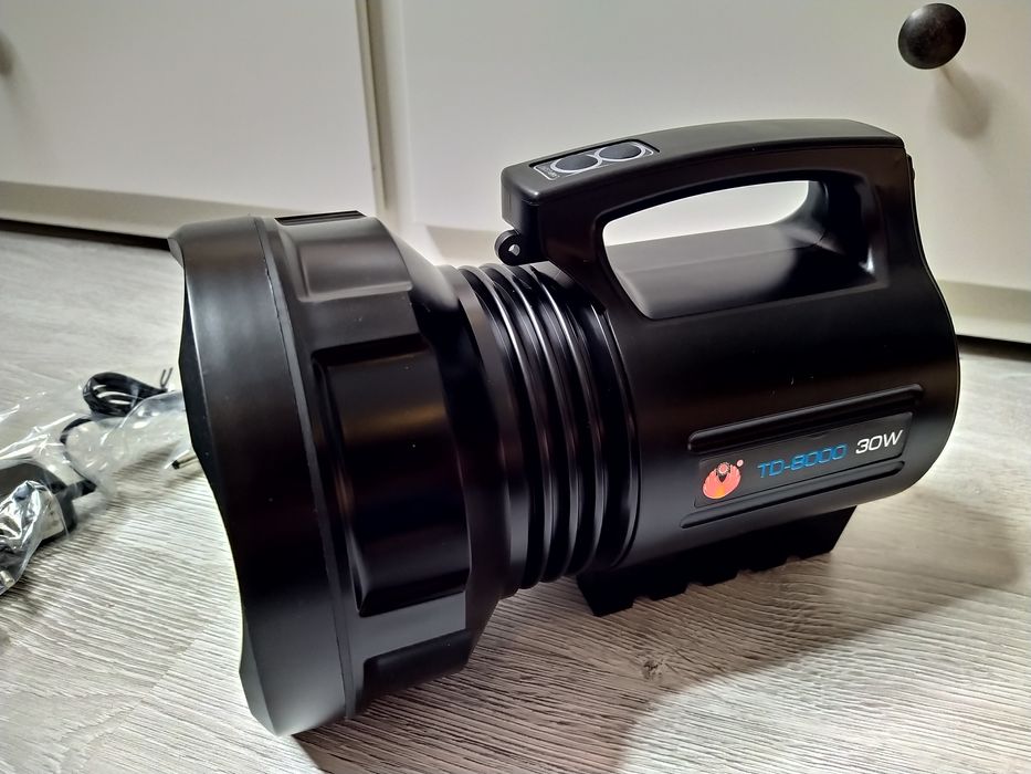 Lanterna TD-8000 cu Led Cree XHP70.2 Acumulator Putere mare Distanta!