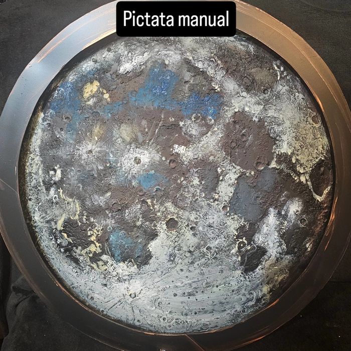 Luna decorativa pentru perete
