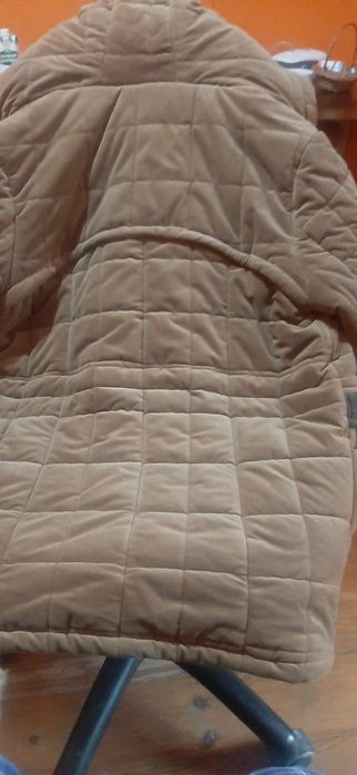 Квртка очень тёплый с меховым капюшоном.куртка утеплённая,